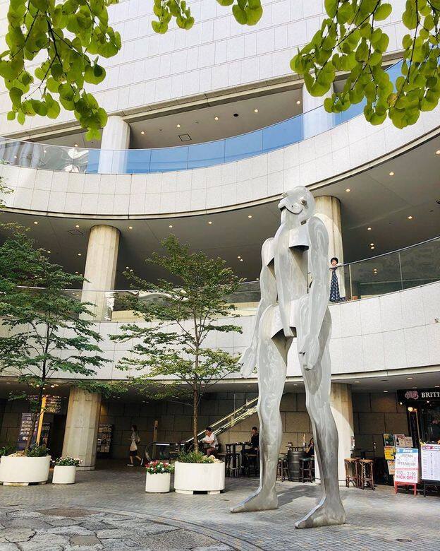 東京歌劇院畫廊位於東京歌劇場內,裡面是一個向天抑望的人像雕塑。畫 東京歌劇院畫廊位於東京歌劇場內,裡面是一個向天抑望的人像雕塑。畫