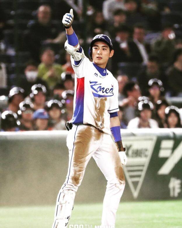 同樣來自韓國的男神還有這一位,今年22歲的棒球員外野手李政厚,現在 同樣來自韓國的男神還有這一位,今年22歲的棒球員外野手李政厚,現在