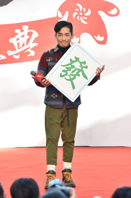 帶點民族風格的彩色上衣配搭修身軍綠色長褲,雙腳穿上長白襪和高筒 帶點民族風格的彩色上衣配搭修身軍綠色長褲,雙腳穿上長白襪和高筒