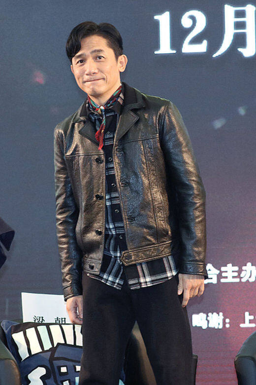 在正路又標準的型格配搭——皮外套襯格仔恤衫和長褲以外,造型師為梁朝 在正路又標準的型格配搭——皮外套襯格仔恤衫和長褲以外,造型師為梁朝