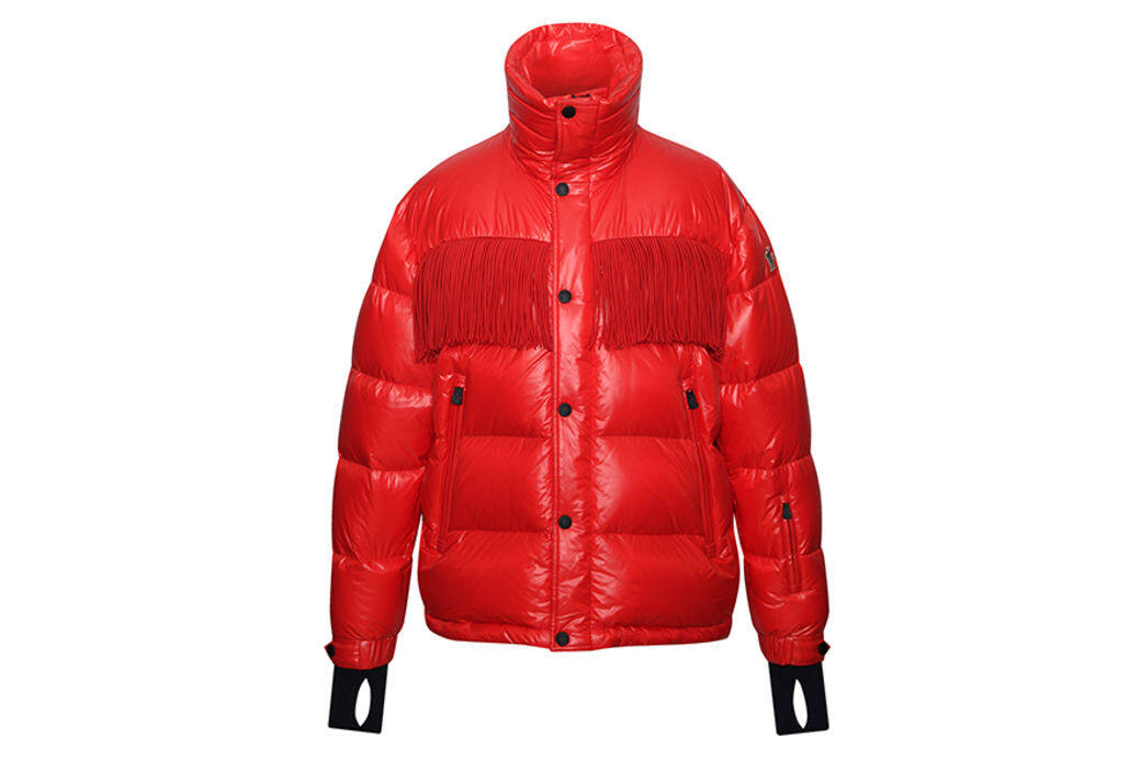 紅色流蘇羽絨外套 (Moncler)滑雪系列於Moncler專賣店及官方網站發售。 紅色流蘇羽絨外套 (Moncler)滑雪系列於Moncler專賣店及官方網站發售。