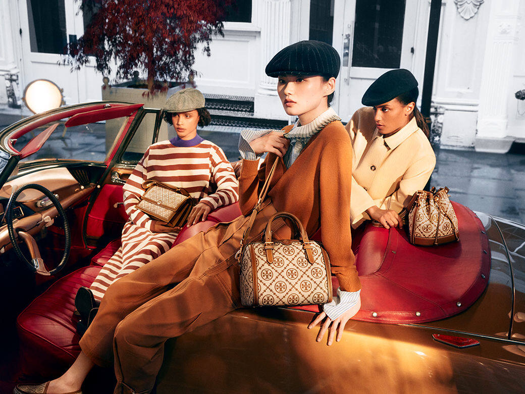 Tory Burch 2021秋冬T Monogram系列新增酒桶袋!榛子啡及海軍藍色手袋衣櫥𥚃永不過時的經典 Tory Burch 2021秋冬T Monogram系列新增酒桶袋!榛子啡及海軍藍色手袋衣櫥𥚃永不過時的經典