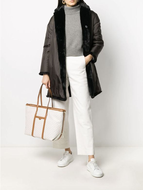 Michael Michael Kors溫柔文型的淺杏色tote bag是返工造型的百搭之選,除了可上膊的手 Michael Michael Kors溫柔文型的淺杏色tote bag是返工造型的百搭之選,除了可上膊的手