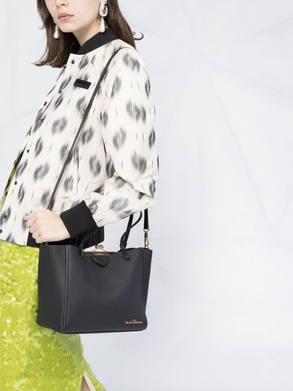 中型size的皮革tote bag,Marc Jacobs這款The Kiss Lock皮革tote bag精緻可愛,配上金釦設計,斯 中型size的皮革tote bag,Marc Jacobs這款The Kiss Lock皮革tote bag精緻可愛,配上金釦設計,斯