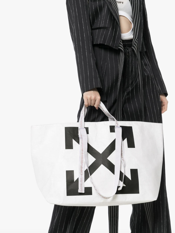 對街頭風有偏好的女生不妨考慮這款Off-White tote bag,簡單地印上品牌經典箭 對街頭風有偏好的女生不妨考慮這款Off-White tote bag,簡單地印上品牌經典箭