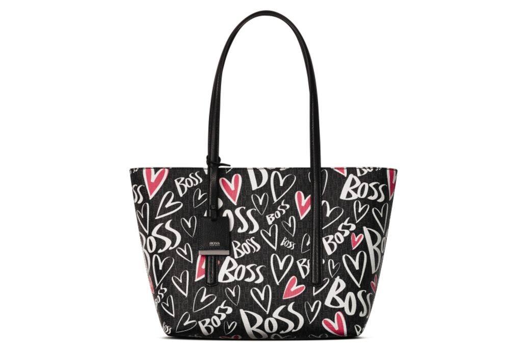 這款填滿心形圖案的tote bag是Boss積藝術家Justin Teodoro的聯乘之作,實用又驚喜。 這款填滿心形圖案的tote bag是Boss積藝術家Justin Teodoro的聯乘之作,實用又驚喜。