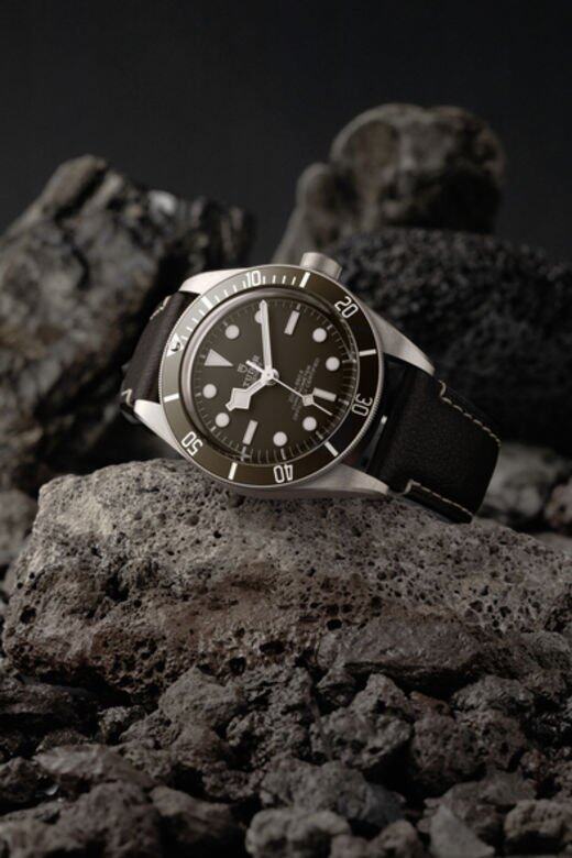 首款選用白銀作為錶殼材質的Tudor Black Bay Fifty-Eight 925腕錶,選用灰褐色錶面,搭配 首款選用白銀作為錶殼材質的Tudor Black Bay Fifty-Eight 925腕錶,選用灰褐色錶面,搭配