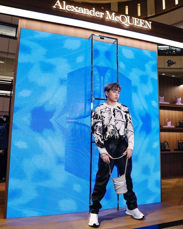 Alexander McQueen的Jacquard Jumper呈現出如彩繪筆觸般的圖案,襯托出Tyson Yoshi那隨性活躍的個性 Alexander McQueen的Jacquard Jumper呈現出如彩繪筆觸般的圖案,襯托出Tyson Yoshi那隨性活躍的個性