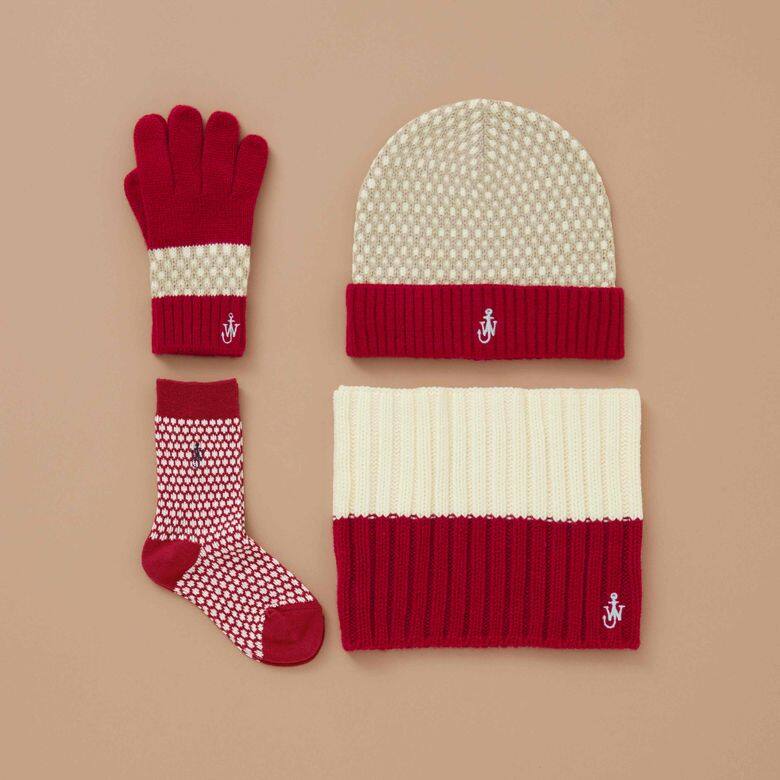針織帽、圍巾、手套及襪子等配飾的設計均互相呼應，繽紛的拼色單品由混