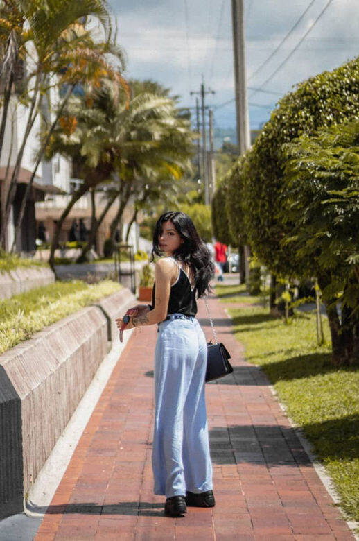 今年廣受青少女大愛的小花卉針織短版上衣,Valentina Acosta Giraldo 加上了一件高腰牛 今年廣受青少女大愛的小花卉針織短版上衣,Valentina Acosta Giraldo 加上了一件高腰牛