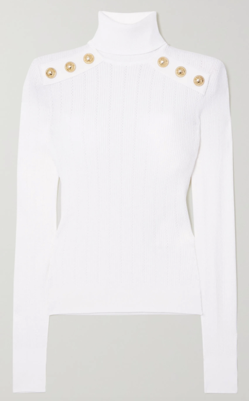 肩膀的浮雕金色鈕釦讓設計顯得更獨特，在法國編織的這款白色冷衫，帶