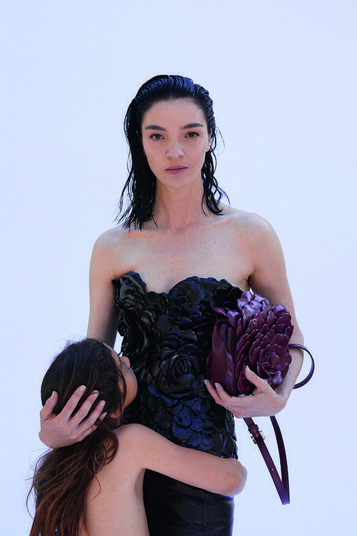 名為#ValentinoEmpathy品牌廣告企劃是如何應運而生?創作總監Pierpaolo Piccioli則解釋,他認為疫情 名為#ValentinoEmpathy品牌廣告企劃是如何應運而生?創作總監Pierpaolo Piccioli則解釋,他認為疫情