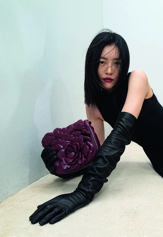 模特兒則有超模劉雯、Naomi Campbell、Adut Akech及Anwar Hadid等等。 模特兒則有超模劉雯、Naomi Campbell、Adut Akech及Anwar Hadid等等。
