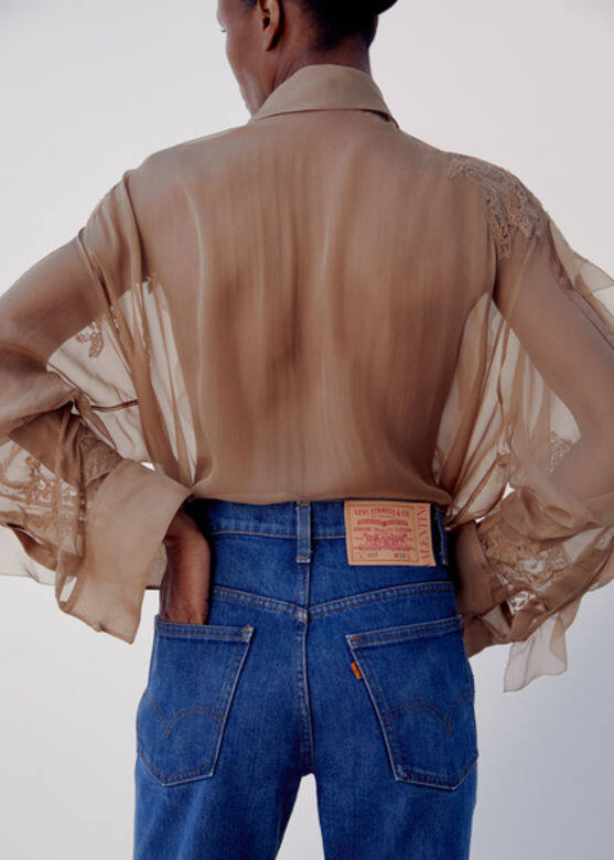 每條Valentino X Levi's 517復刻喇叭牛仔褲均由古著517牛仔褲升級再造而成,款式 每條Valentino X Levi's 517復刻喇叭牛仔褲均由古著517牛仔褲升級再造而成,款式