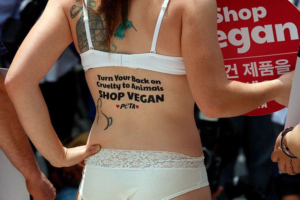 根據Lyst報告指出,人們似乎對於Vegan Leather的興趣指數正進一步激增,報告顯示 根據Lyst報告指出,人們似乎對於Vegan Leather的興趣指數正進一步激增,報告顯示