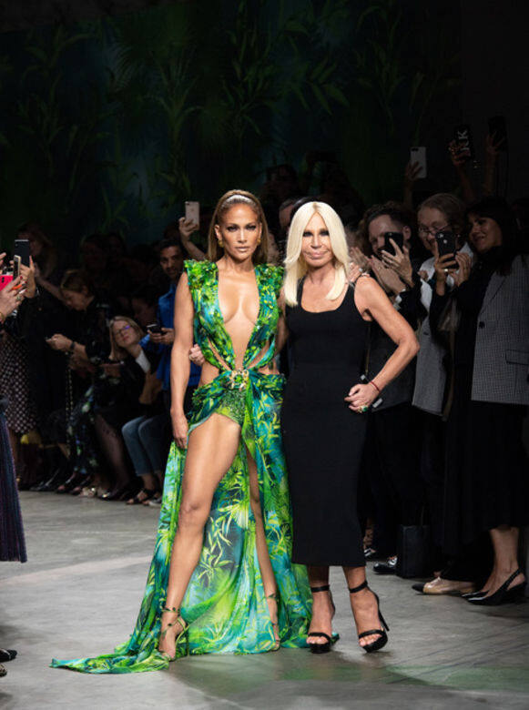 2000年Jennifer Lopez穿著Versace Jungle叢林印花晚裝出席格林美獎頒獎典禮,旗即成為全球 2000年Jennifer Lopez穿著Versace Jungle叢林印花晚裝出席格林美獎頒獎典禮,旗即成為全球