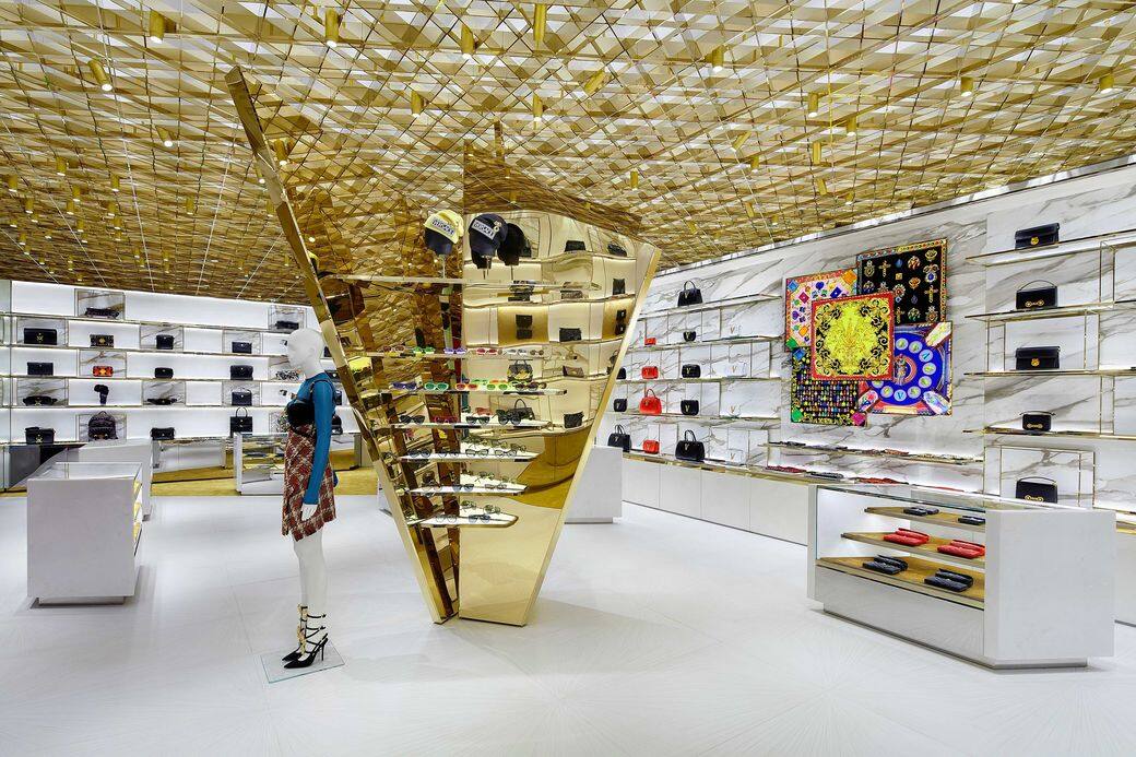 全新旗艦店是品牌與Fendi的御用著名建築師Gwenael Nicolas的設計成果,華麗優雅的 全新旗艦店是品牌與Fendi的御用著名建築師Gwenael Nicolas的設計成果,華麗優雅的
