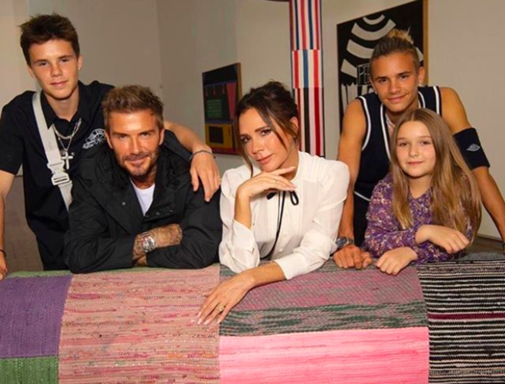 Victoria Beckham今季選址倫敦Victoria Miro Gallery發表2021春夏時裝,場內以丹麥藝術家Tal R的作 Victoria Beckham今季選址倫敦Victoria Miro Gallery發表2021春夏時裝,場內以丹麥藝術家Tal R的作
