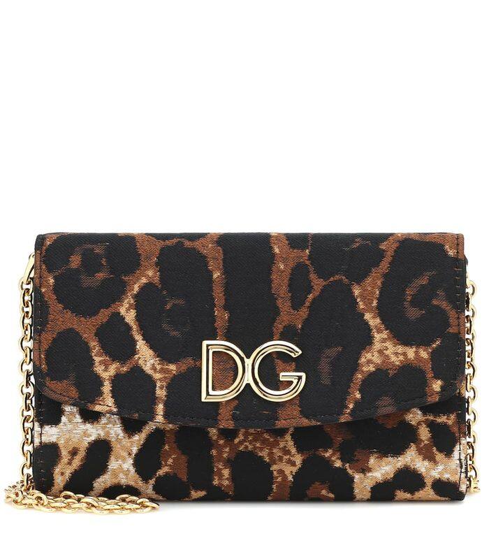 現時7折Dolce & Gabbana 迷你豹紋鏈帶斜背袋HK$3,582豹紋作為印花中的經典,配上 現時7折Dolce & Gabbana 迷你豹紋鏈帶斜背袋HK$3,582豹紋作為印花中的經典,配上