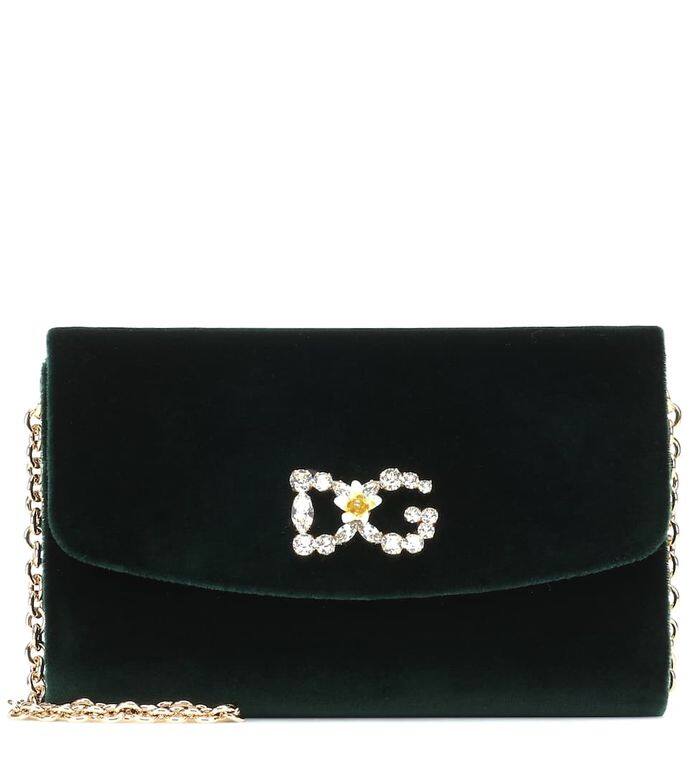 現時7折Dolce & Gabbana 天鵝絨肩背袋HK$3,857墨綠色的天鵝絨面手袋格外高貴,再 現時7折Dolce & Gabbana 天鵝絨肩背袋HK$3,857墨綠色的天鵝絨面手袋格外高貴,再