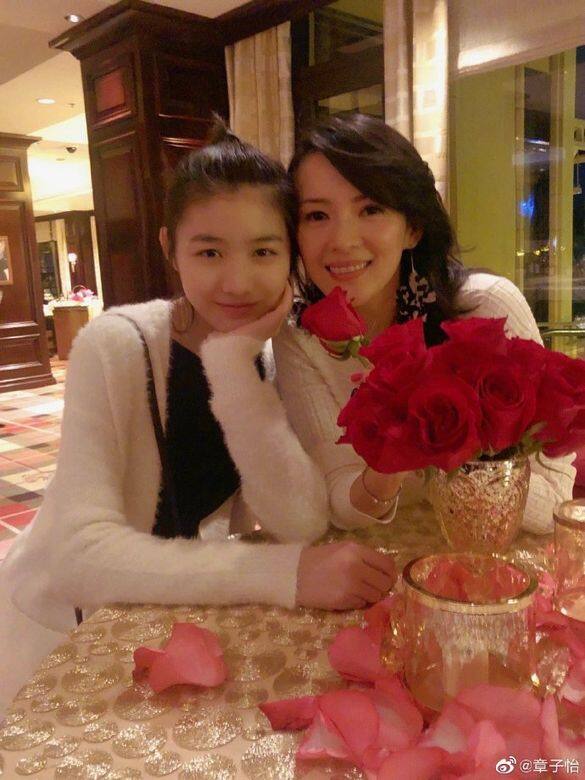 章子怡6年前與汪峰結婚並成為汪曼熙的繼母,眾所周知章子怡視她為己出愛護有加 章子怡6年前與汪峰結婚並成為汪曼熙的繼母,眾所周知章子怡視她為己出愛護有加