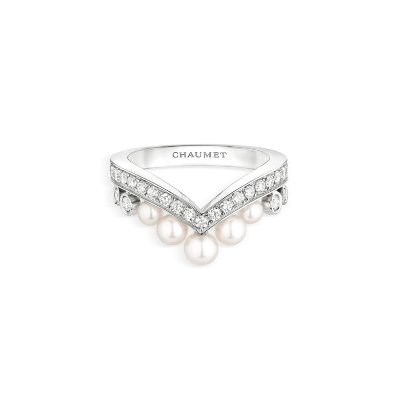 Josephine Aigrette 18K白金鑲嵌鑽石與珍珠的戒指,戒指V字形設計柔美的線條,令指形更修長。 Josephine Aigrette 18K白金鑲嵌鑽石與珍珠的戒指,戒指V字形設計柔美的線條,令指形更修長。