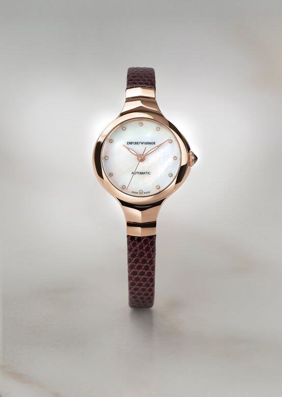 另外，Fluid Deco 女士腕錶系列推出了一款精緻小巧自動腕錶，採用奢華珍珠貝