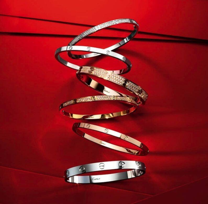 Cartier Love手鐲有18K黃金、18K玫瑰金與18K白色黃金三款基本版,還有矜貴 Cartier Love手鐲有18K黃金、18K玫瑰金與18K白色黃金三款基本版,還有矜貴