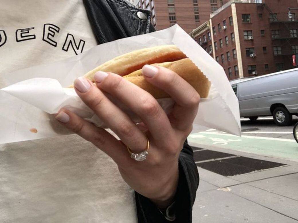帶著這顆王妃訂婚戒指的仿製品來到街頭買熱狗,小店慷慨地給了我半 帶著這顆王妃訂婚戒指的仿製品來到街頭買熱狗,小店慷慨地給了我半