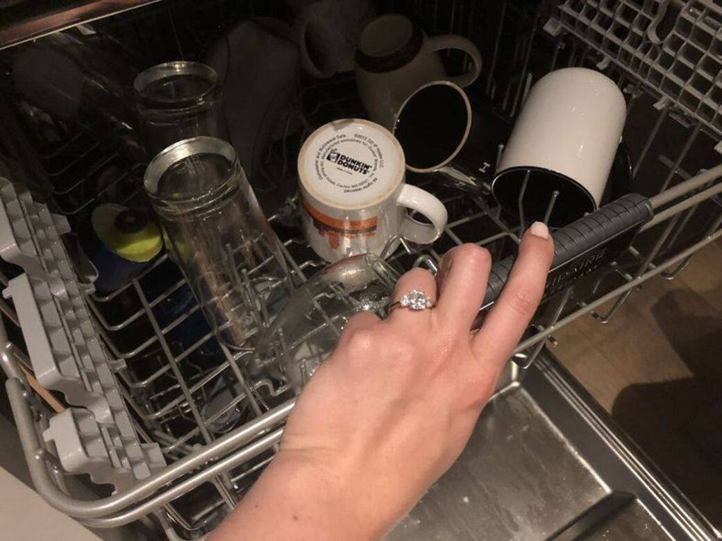 使用洗碗機時，戒指同樣是主角，只是借碗碟來襯一襯托。