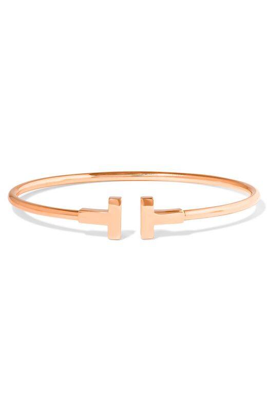 黃金手鐲($15,950 Tiffany & Co., available at Net-a-porter) 黃金手鐲($15,950 Tiffany & Co., available at Net-a-porter)