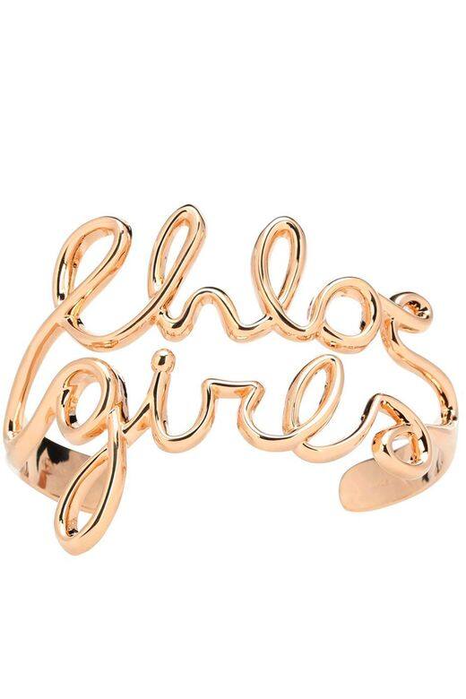 字母黃金手鐲($2,279 Chloé, available at MyThereas) 字母黃金手鐲($2,279 Chloé, available at MyThereas)