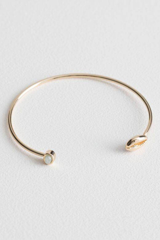 純銀手鐲($2,684 Sara Robertsson, available at Browns) 純銀手鐲($2,684 Sara Robertsson, available at Browns)