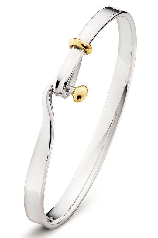黃金及純銀手鐲($4,000 Georg Jensen, available at Selfridges) 黃金及純銀手鐲($4,000 Georg Jensen, available at Selfridges)