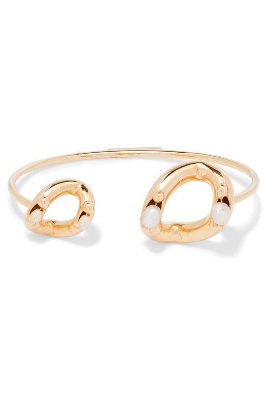 珍珠飾錄金手鐲($911 Rosantica, available at Net-a-porter) 珍珠飾錄金手鐲($911 Rosantica, available at Net-a-porter)