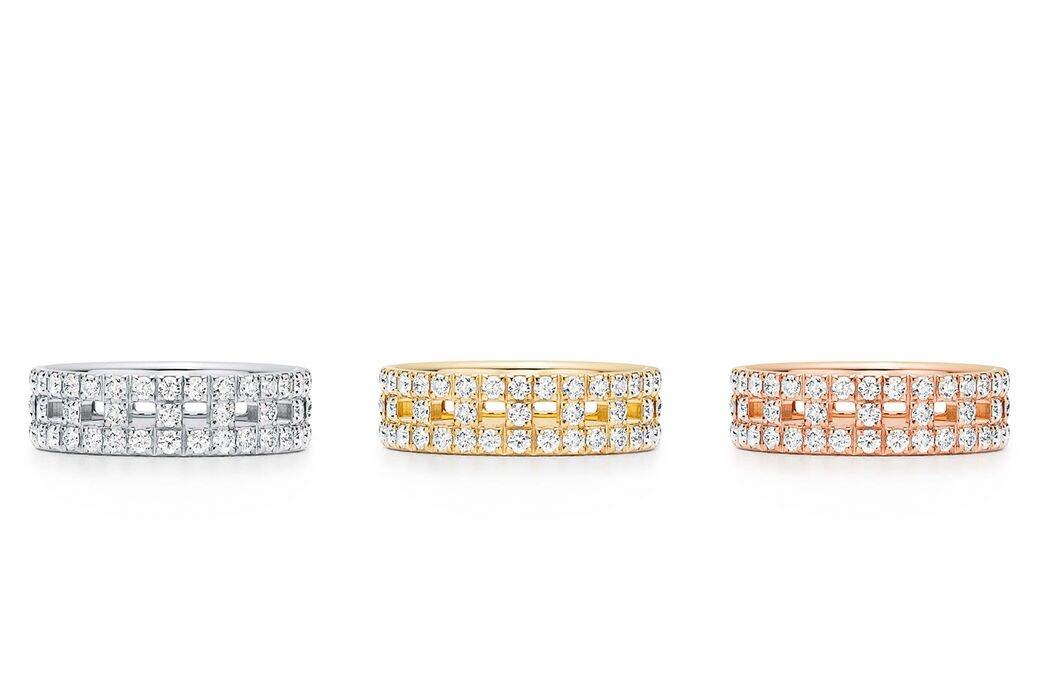 Tiffany T True指環今季新增寬版鑲鑽款式，沿用系列一貫簡潔而生動的風格，並