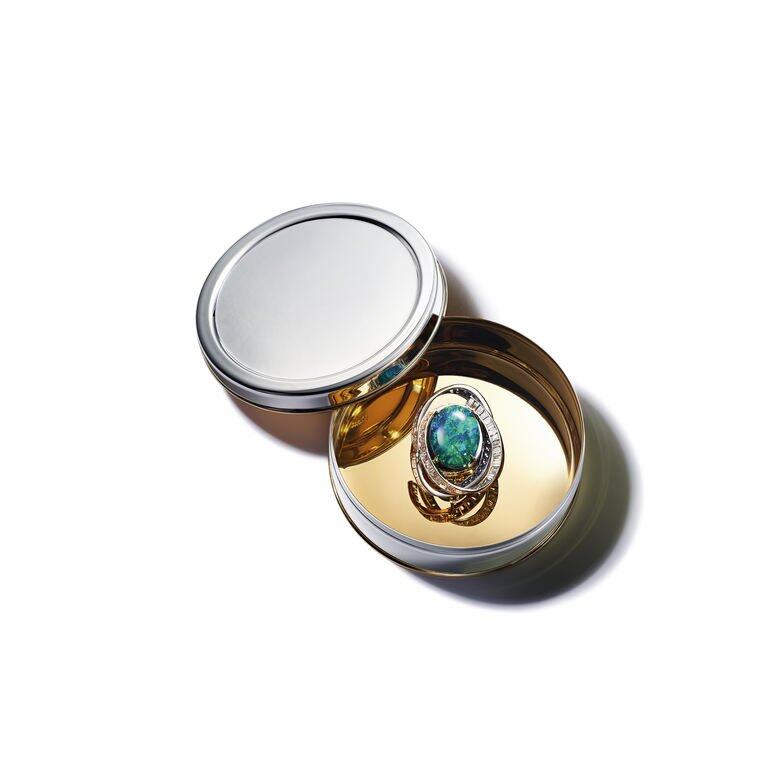 Tiffany & Co. 2019 Blue Book高級珠寶系列,鉑金鑲黑色蛋白石、藍寶石及鑽石胸針。 Tiffany & Co. 2019 Blue Book高級珠寶系列,鉑金鑲黑色蛋白石、藍寶石及鑽石胸針。