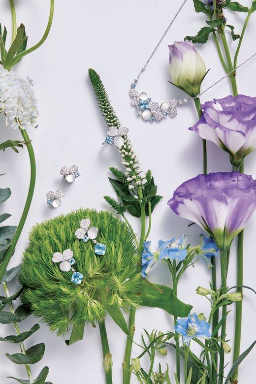 上起:Paper Flower系列鉑金鑲海藍寶石及鑽石花簇項鏈Paper Flower系列鉑金鑲海藍寶 上起:Paper Flower系列鉑金鑲海藍寶石及鑽石花簇項鏈Paper Flower系列鉑金鑲海藍寶