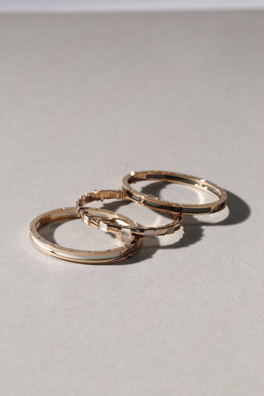 左至右: 玫瑰金及白陶瓷手鐲($46,800)SERPENTI VIPER玫瑰金及珍珠貝母手鐲($68,200)玫瑰 左至右: 玫瑰金及白陶瓷手鐲($46,800)SERPENTI VIPER玫瑰金及珍珠貝母手鐲($68,200)玫瑰