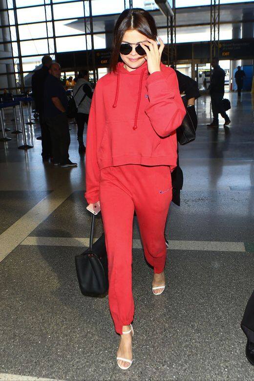 Selena Gomez穿上VETEMENTS的hoodies套裝，而且是不選擇保守的黑色而是大紅色，但一雙白色