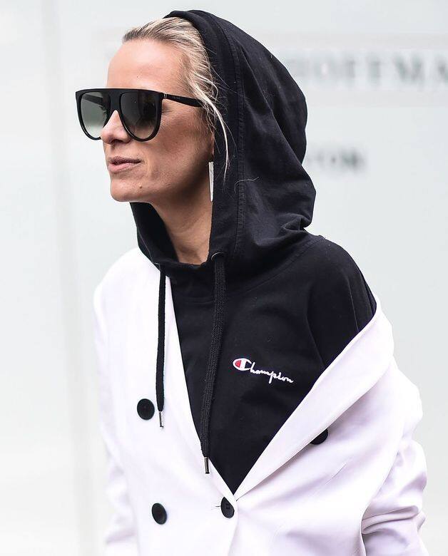 別擔心自己hoodies搭不上formal coat!因為跳色的搭配正式這個組合可愛的地方。 別擔心自己hoodies搭不上formal coat!因為跳色的搭配正式這個組合可愛的地方。