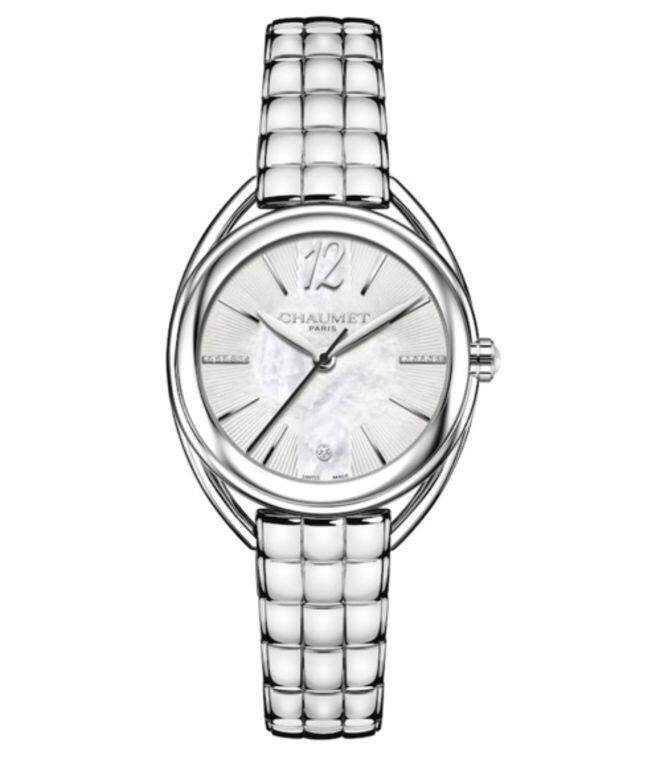 珠寶品牌Chaumet的Liens Lumiere用上溫婉的相互交叉的錶耳線條，白色珍珠母錶盤散