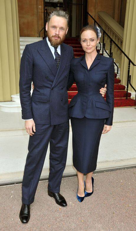 2013年，Stella McCartney穿上全身深藍色套裝，凸顯腰線，配搭網紗頭飾，格外優雅。