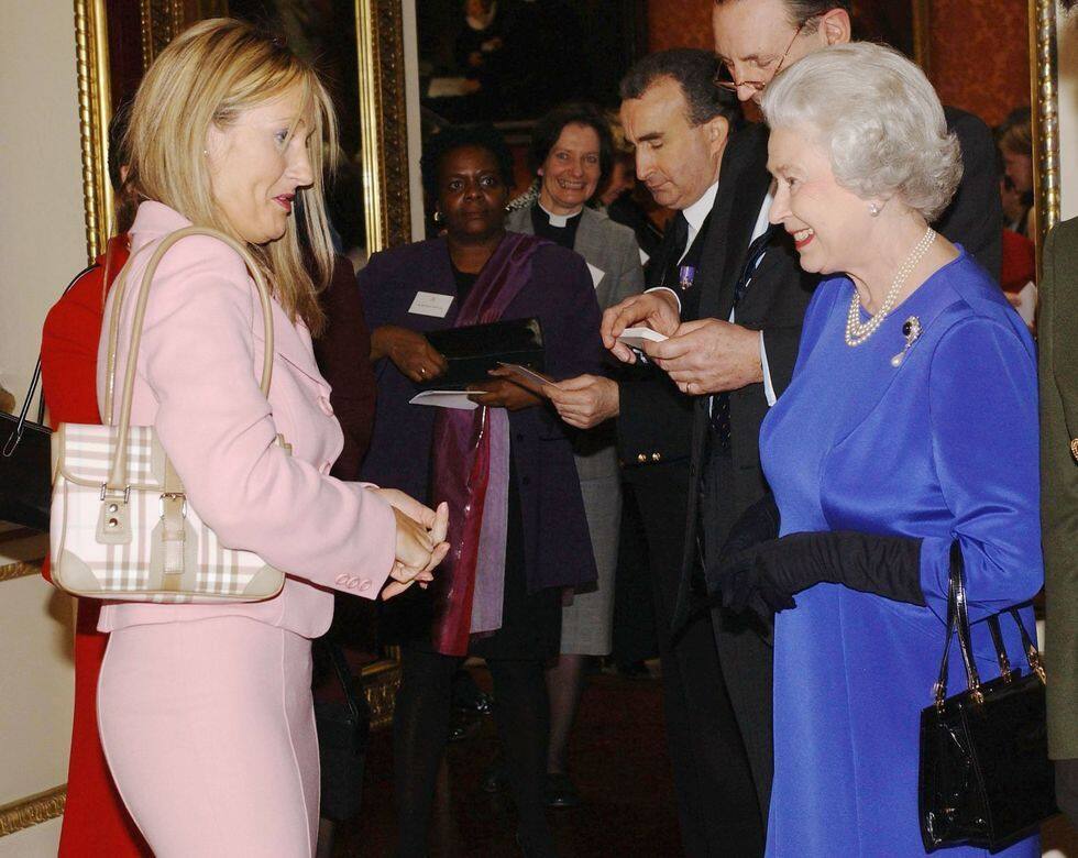 2004年，《哈利波特》系列作者J.K. Rowling穿上粉紅色套裝配搭Burberry格紋手袋，一身亮