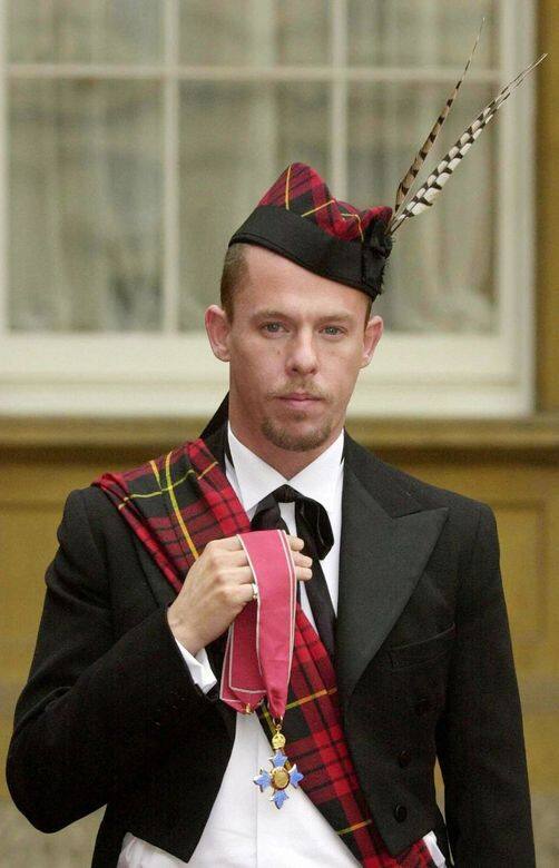 2003年，Alexander McQueen以一身加入英倫格紋元素的燕尾服晉見英女王，以蝴蝶結取代