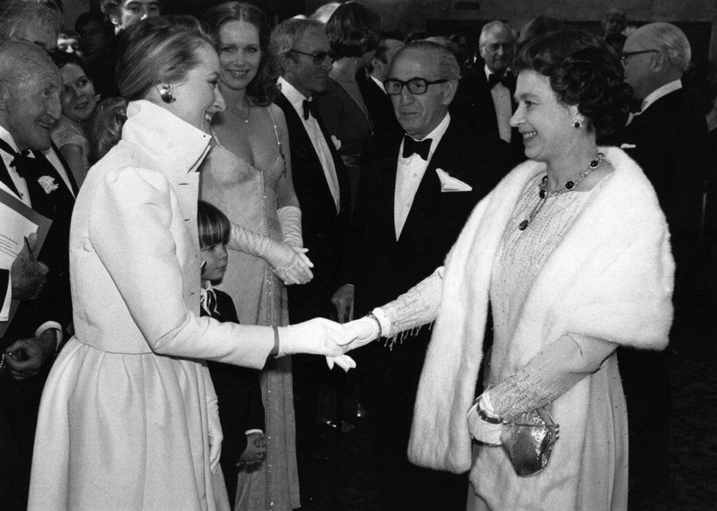 1980年,Meryl Streep選擇以一身立領外套連身裙晉見英女王,配搭耳環和白手套,簡 1980年,Meryl Streep選擇以一身立領外套連身裙晉見英女王,配搭耳環和白手套,簡