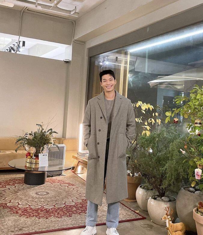 Oppa果然是一位波鞋控!就連穿薄款長外套,也要搭配牛仔褲和波鞋;這樣穿 Oppa果然是一位波鞋控!就連穿薄款長外套,也要搭配牛仔褲和波鞋;這樣穿