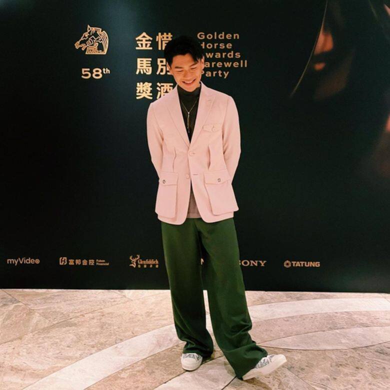 西裝總給人嚴肅的感覺,柯煒林出席在金馬獎活動時,穿上Dior Men粉紅西裝 西裝總給人嚴肅的感覺,柯煒林出席在金馬獎活動時,穿上Dior Men粉紅西裝