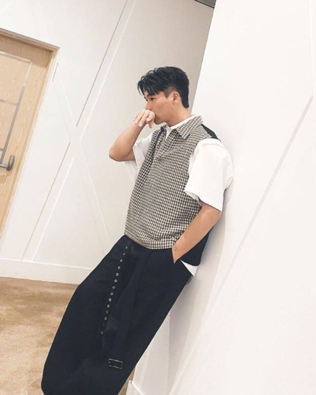 柯煒林在出席活動時,上身以寬鬆白色polo shirt配搭黑白格紋背心,下裝的黑 柯煒林在出席活動時,上身以寬鬆白色polo shirt配搭黑白格紋背心,下裝的黑
