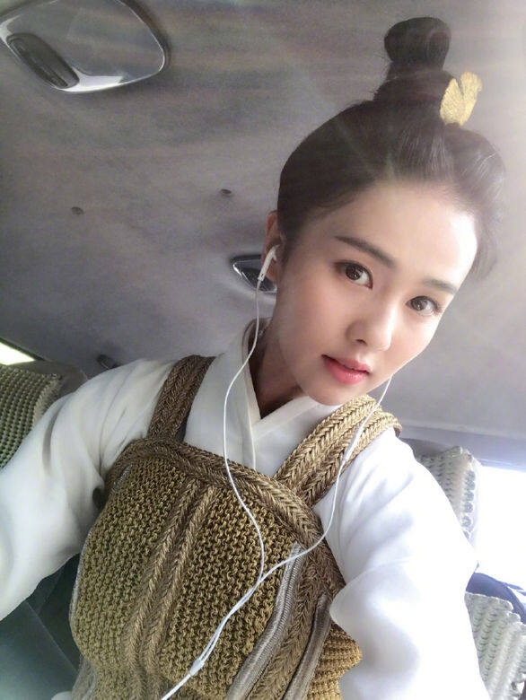 生於江蘇常州一個工薪家庭的白鹿，原名白夢妍，13、4歲開始迷上韓劇，之